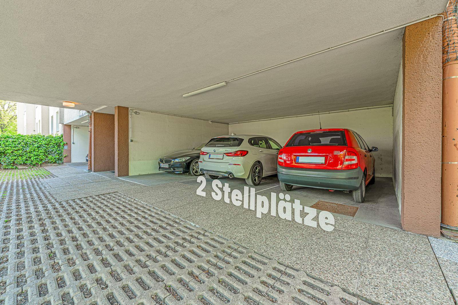 Überdachte Außenstellplätze für zwei Fahrzeuge auf dem Grundstück.