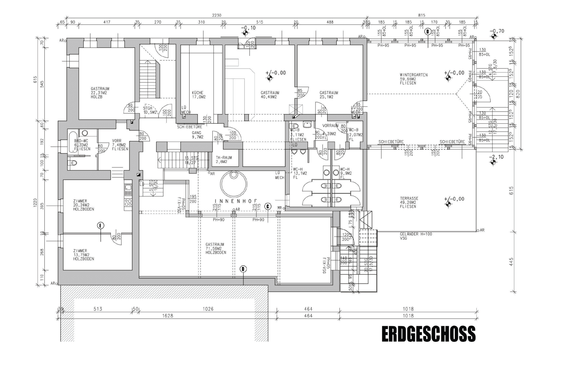 Grundriss des Erdgeschosses mit Gasträumen, Küche, Terrasse und Innenhof.