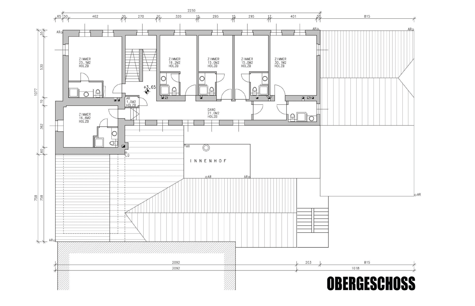 Grundriss des Obergeschosses mit mehreren Zimmern, Bädern und Zugang zum Innenhof.