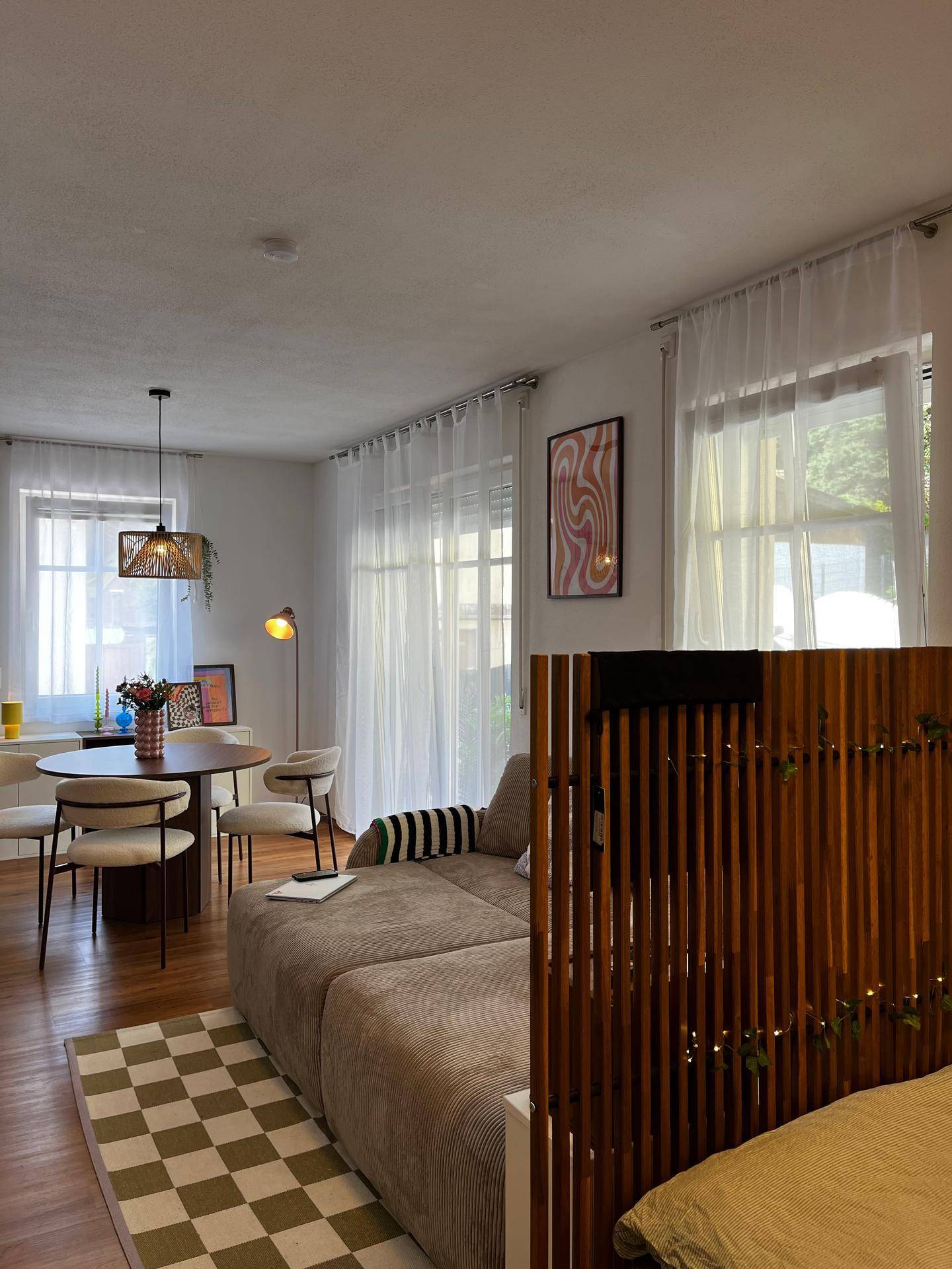 Offener Wohn- und Essbereich mit Sofa, Esstisch und viel Tageslicht für gesellige Momente.