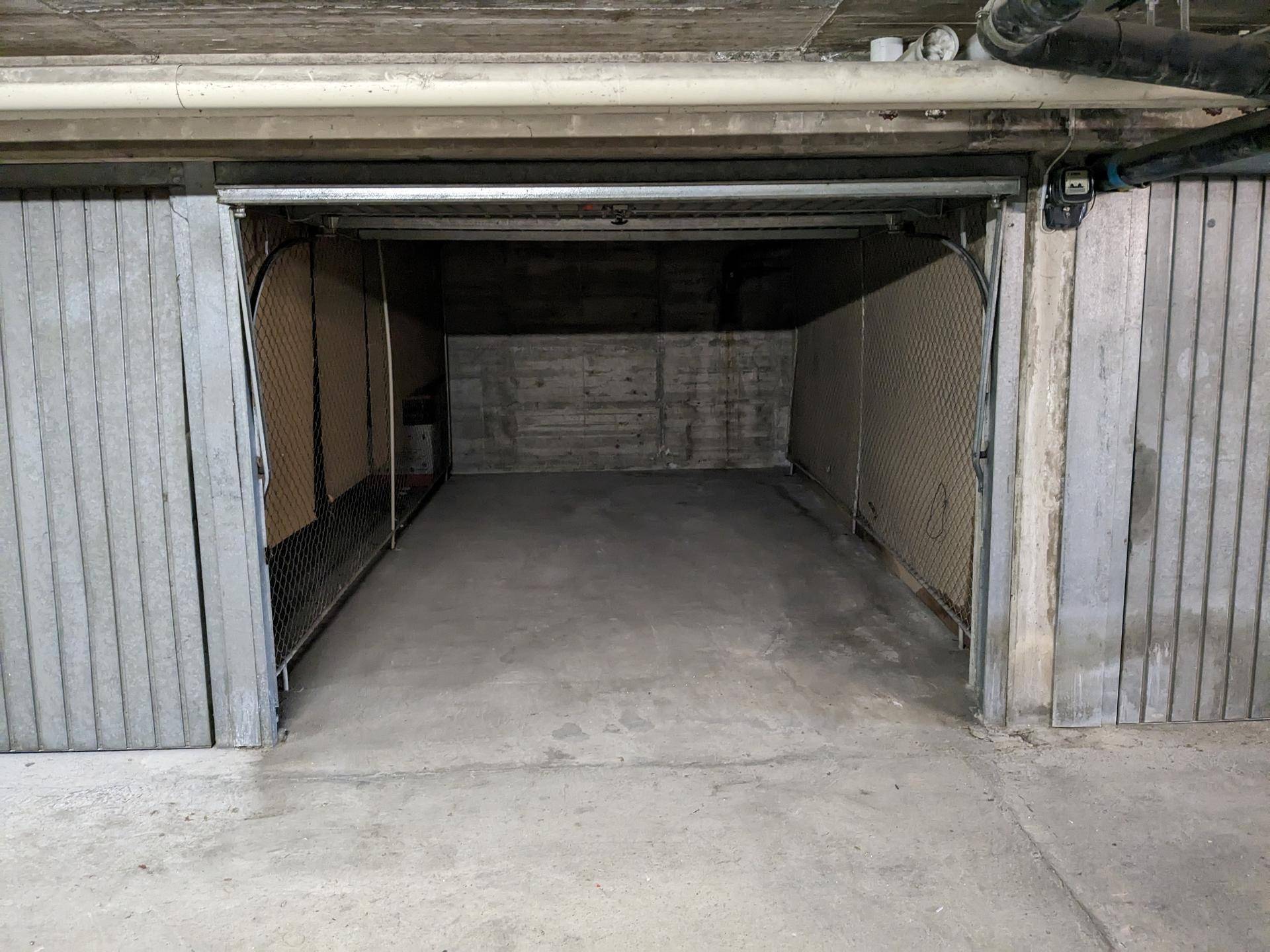Offene Garagenbox in der Tiefgarage, bereit zur Nutzung.