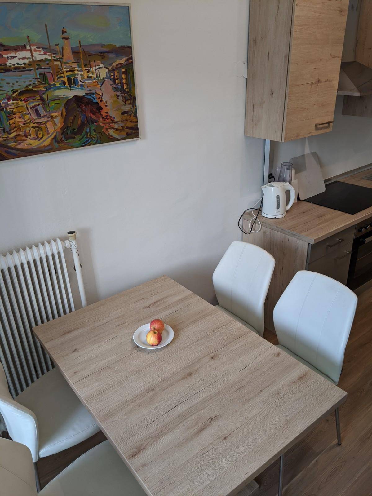 Essbereich in der Küche mit Holztisch und Stühlen, ideal für Mahlzeiten.