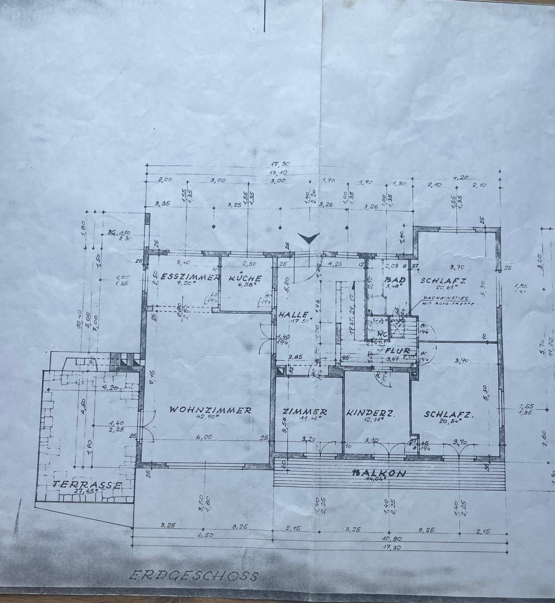 Detaillierter Grundriss des Erdgeschosses mit Wohnzimmer, Esszimmer, Küche und Schlafzimmern.