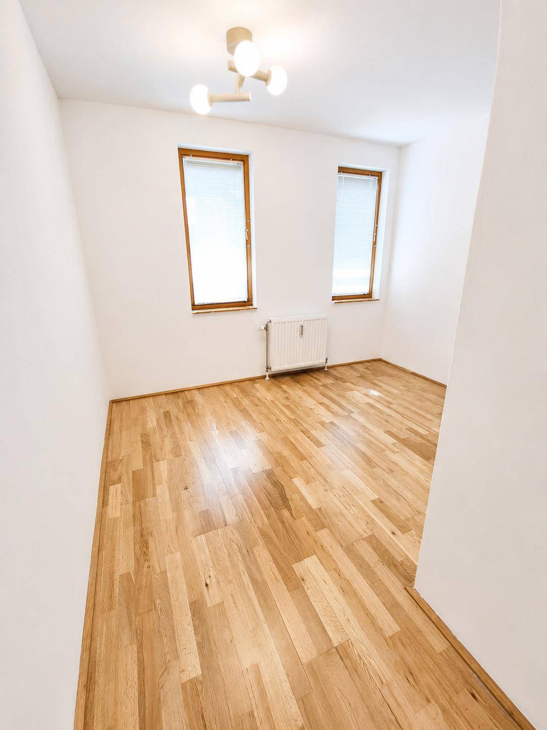 Geräumiges Schlafzimmer mit Parkettboden und neutralen Wänden, bereit zur individuellen Gestaltung.