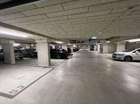Geräumige Tiefgarage mit vielen Stellplätzen und guter Beleuchtung.