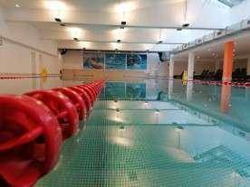 Langes Hallenbad mit Schwimmleinen, ideal für sportliche Aktivitäten.