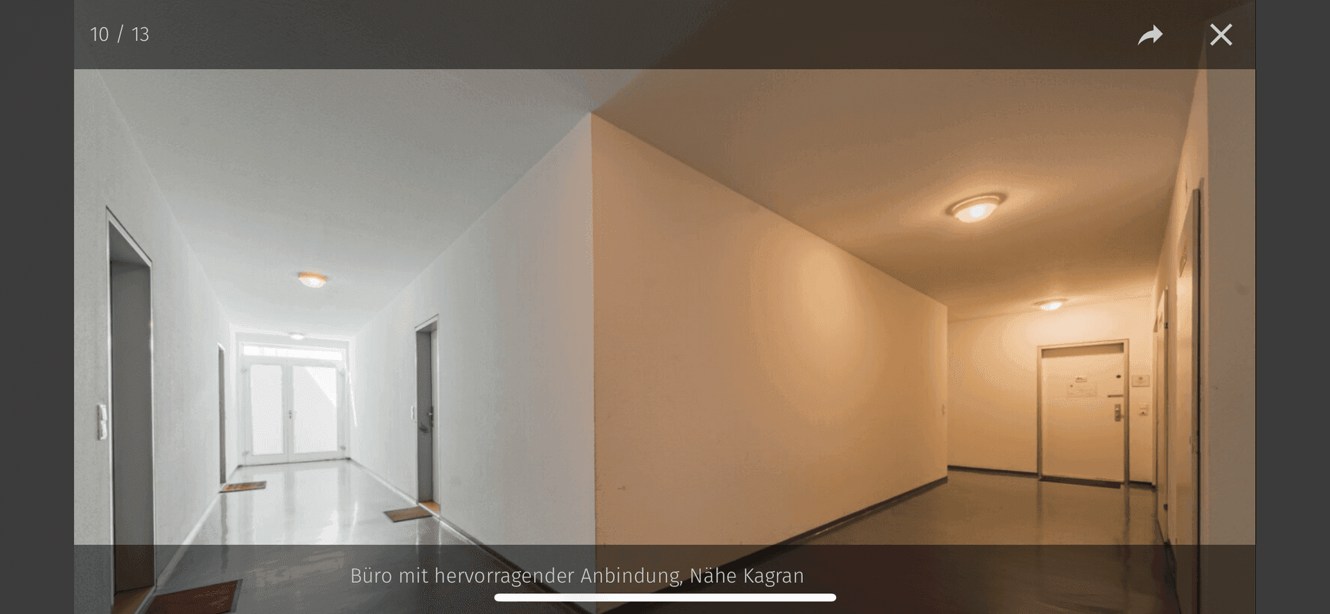 Langer, heller Flur mit mehreren Türen, der zu den verschiedenen Wohneinheiten führt.