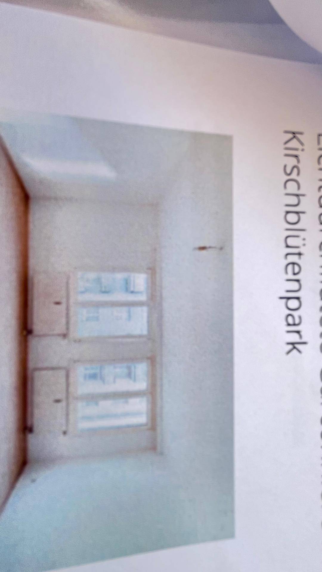 Innenraum mit zwei Fenstern und hellen Wänden, bietet eine neutrale Basis.