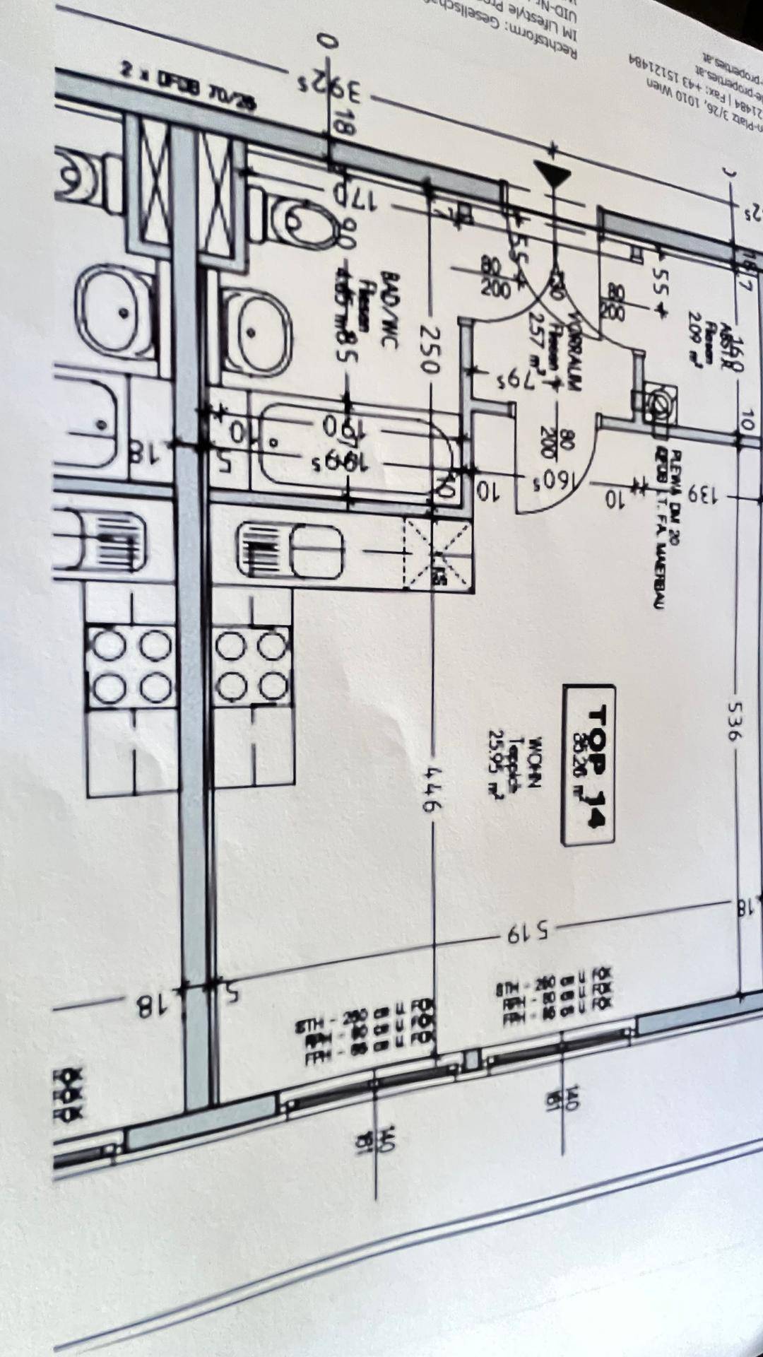 Grundrissplan einer Wohnung mit separatem Bad, WC und offenem Wohnbereich.