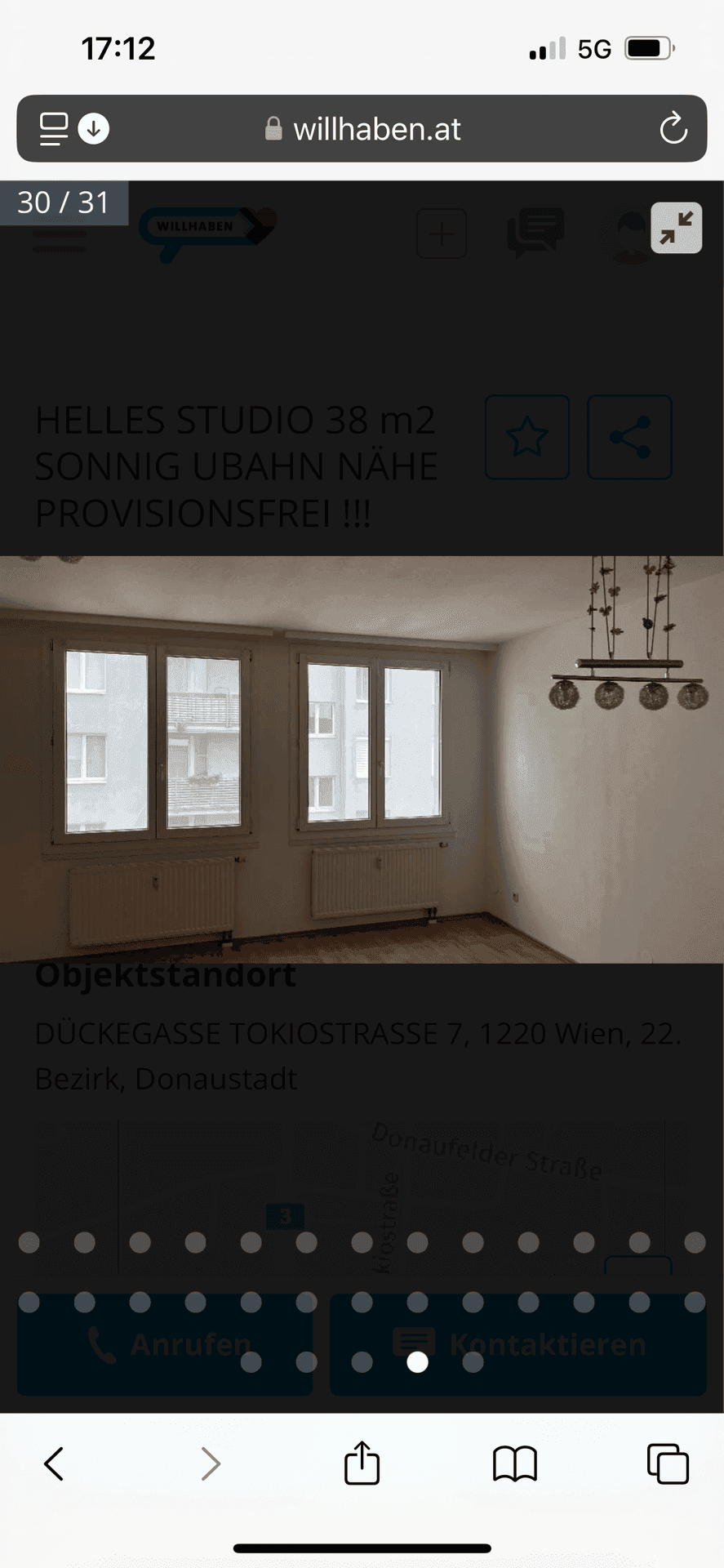 Heller Wohnraum mit drei großen Fenstern und Heizkörpern, bietet viel Tageslicht.