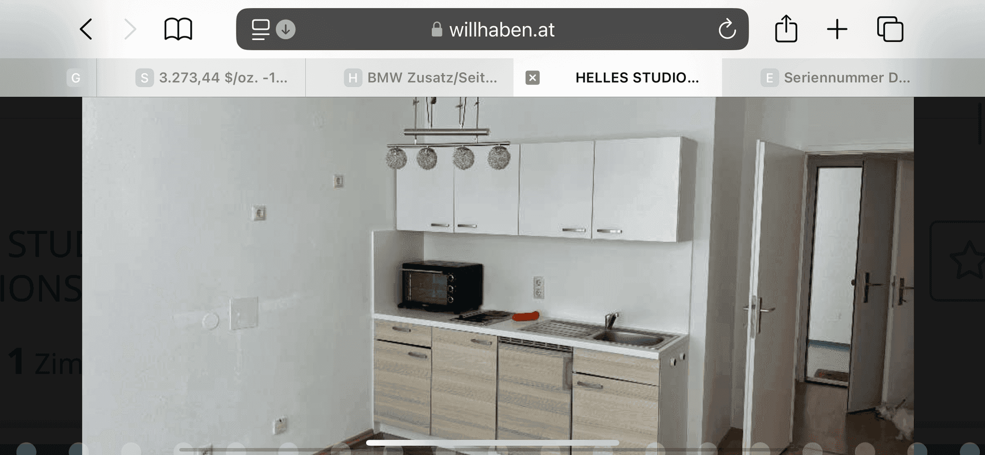 Funktionale Küchenzeile mit Spüle und Stauraum, ideal für ein kleines Apartment.