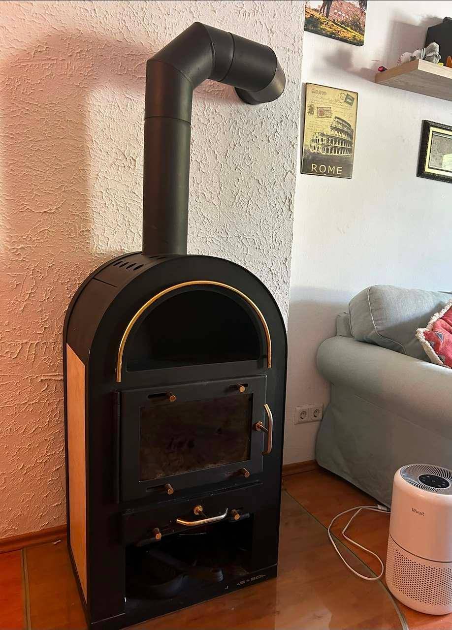 Detailansicht eines modernen Kaminofens im Wohnzimmer, der Wärme und Atmosphäre spendet.