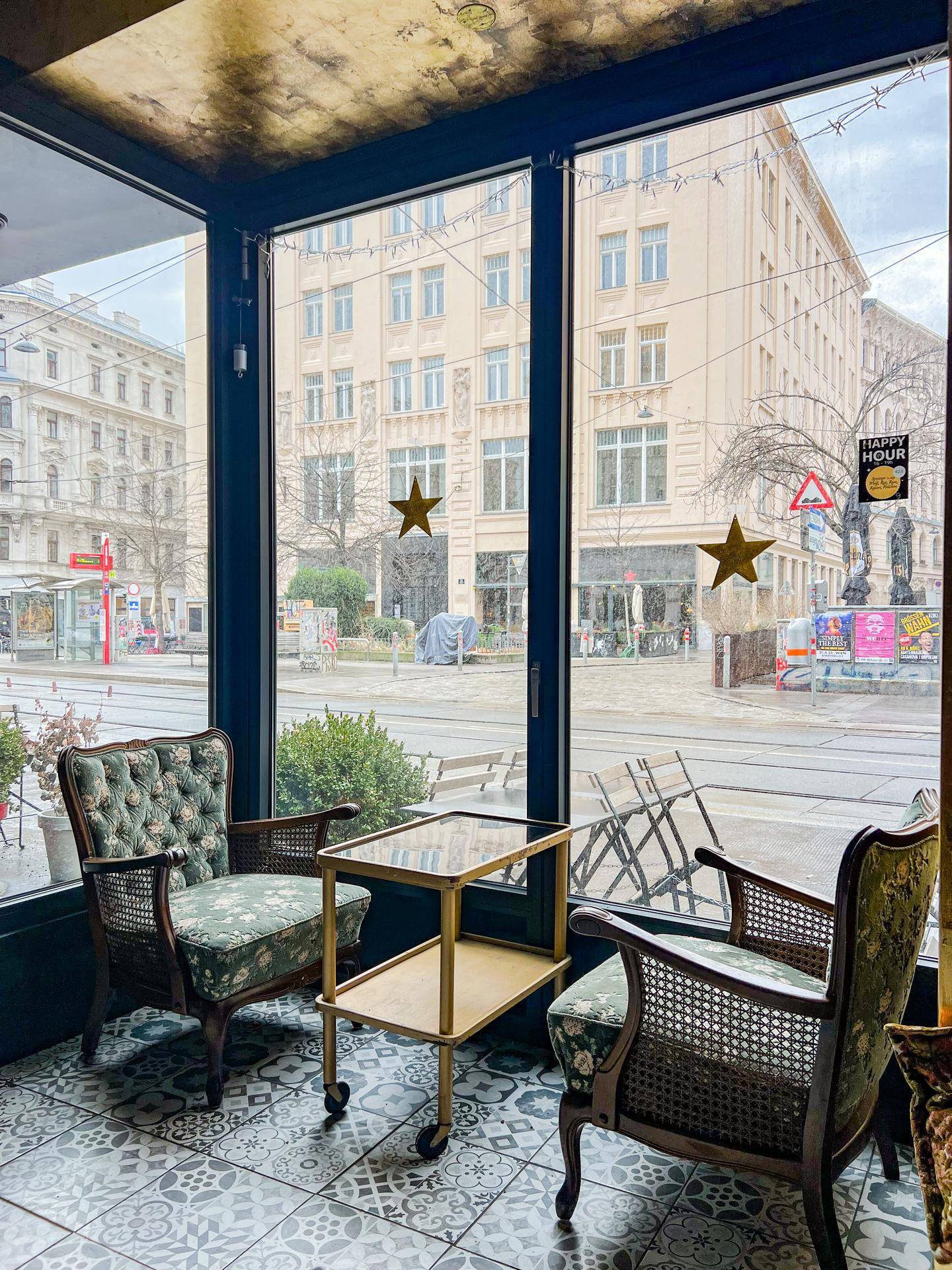 Gemütlicher Eckbereich mit Polstersesseln und großen Fenstern, die einen weiten Blick auf die Stadt bieten.