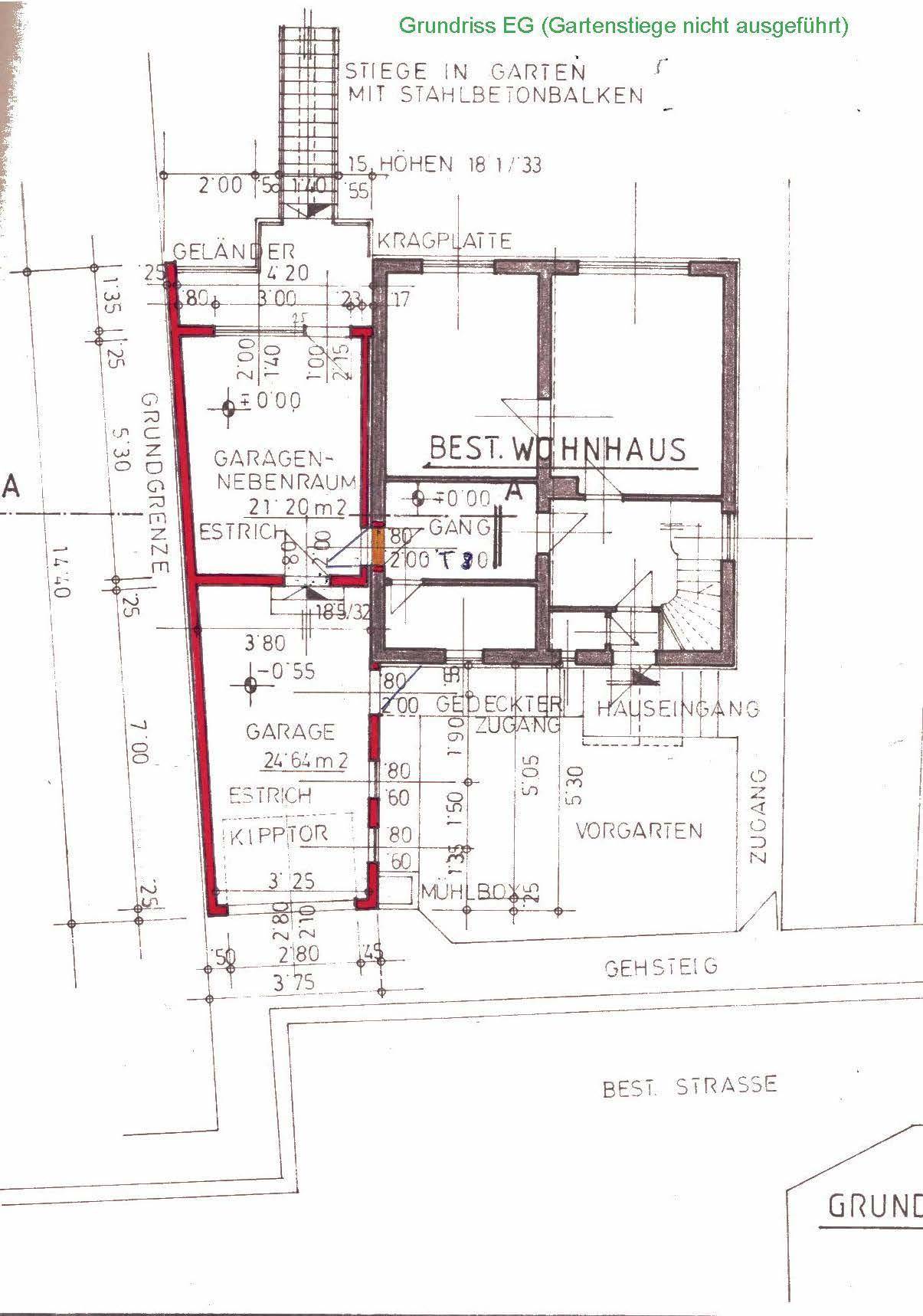 Grundriss des Erdgeschosses mit Wohnhaus, Garage und Zugang zum Vorgarten.
