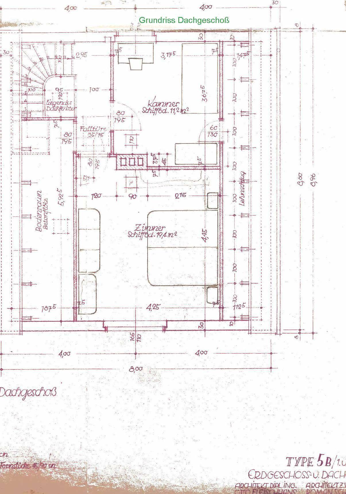 Grundriss des Dachgeschosses mit Schlafzimmern und Treppenaufgang.