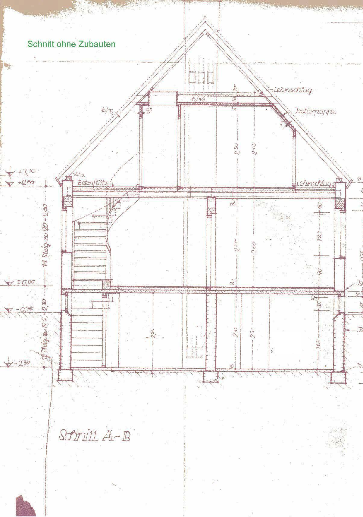 Architektonischer Schnittplan eines Gebäudes mit Dachschräge und Treppenhaus.