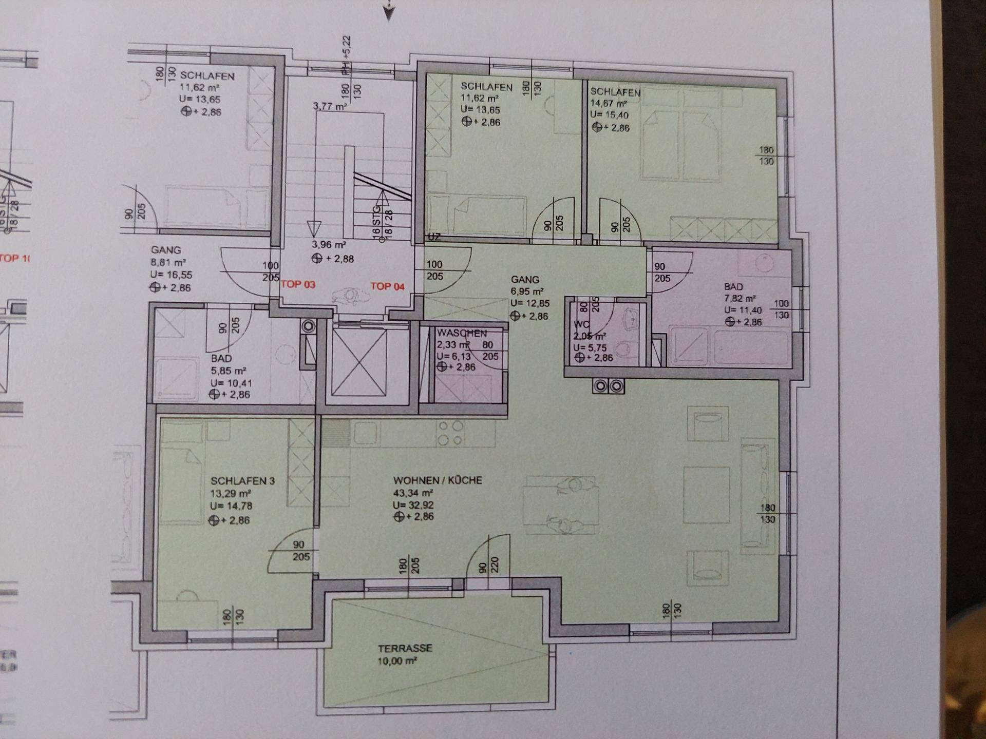 Grundriss einer Wohnung mit drei Schlafzimmern, Wohnküche und Terrasse.