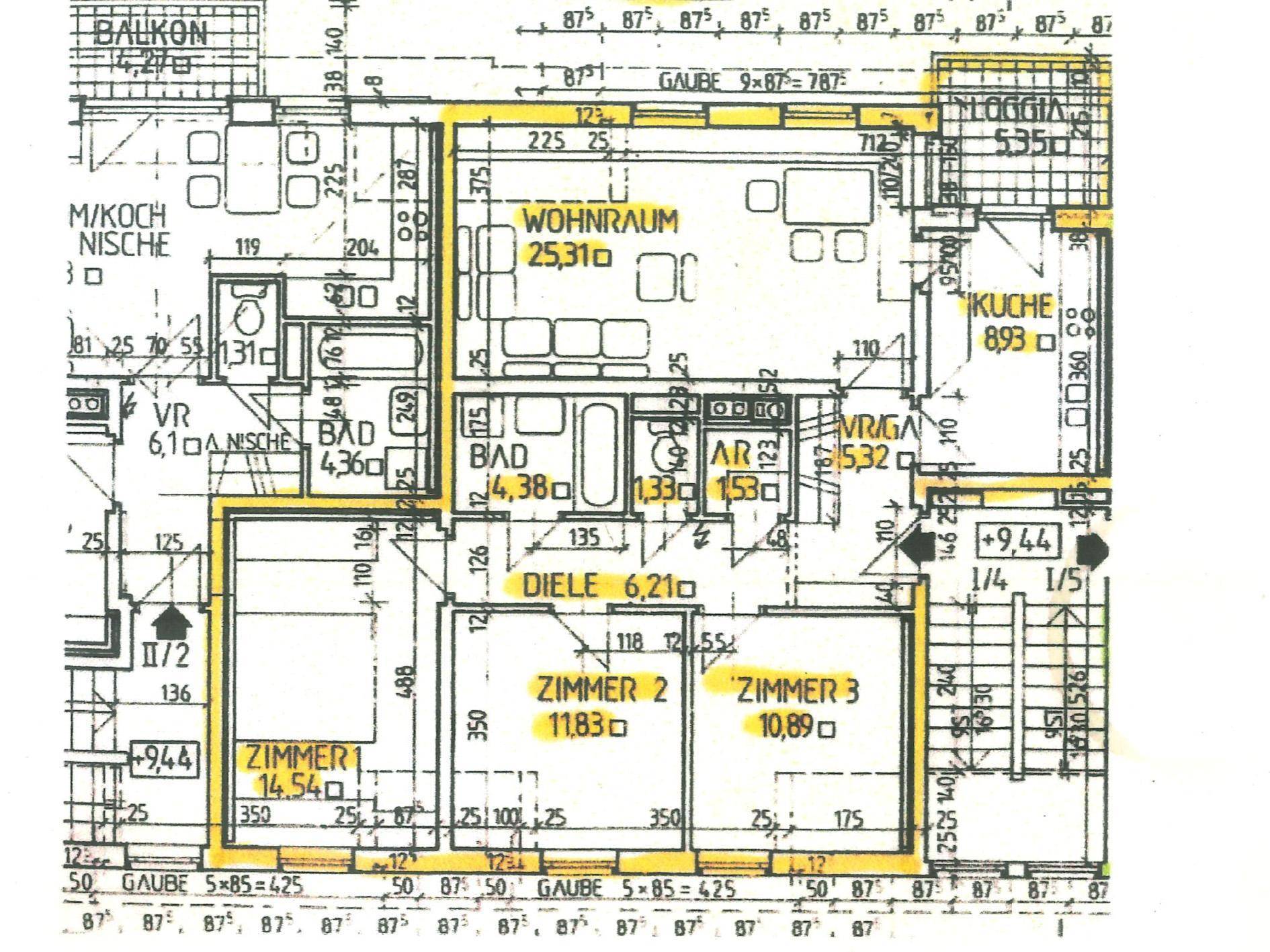 Detaillierter Grundriss mit Wohnraum, Küche, Bad und drei weiteren Zimmern.