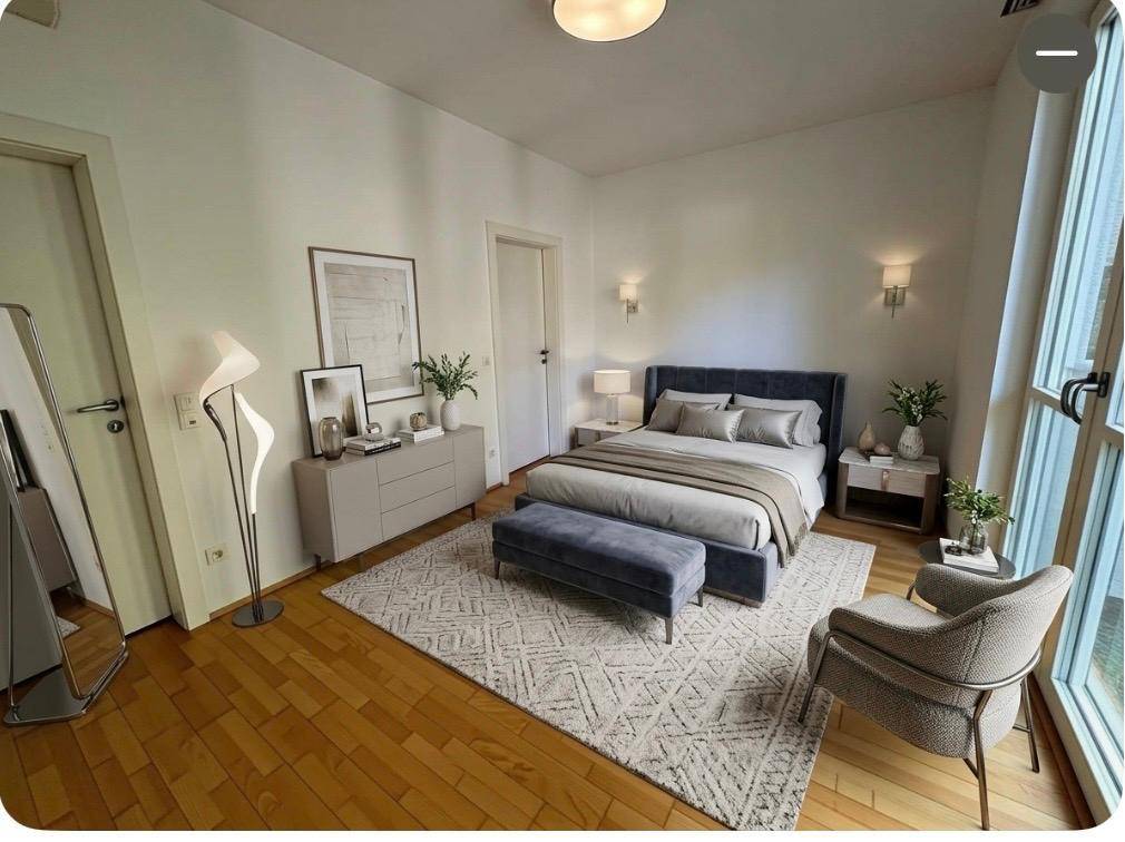 Elegantes Schlafzimmer mit großem Bett, Holzboden und hohen Fenstern für viel Tageslicht.