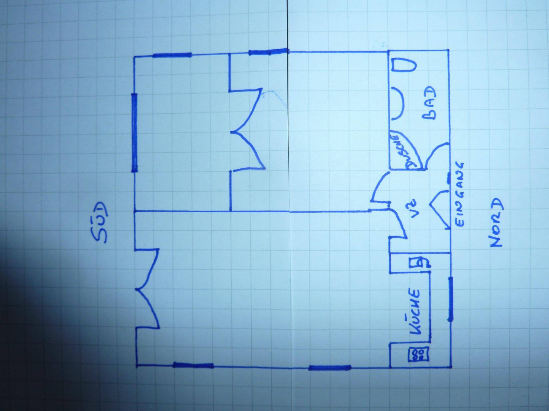 Handgezeichneter Grundriss des Hauses mit Küche, Bad und Eingangsbereich.