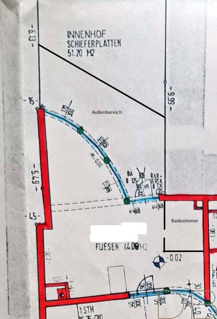 Grundriss zeigt die Aufteilung eines Innenhofs mit angrenzendem Badezimmerbereich.