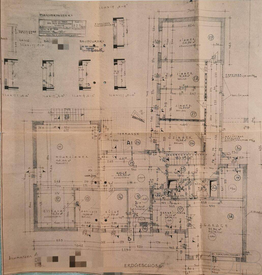 Detaillierter Grundriss des Erdgeschosses mit Zimmern, Terrasse und Garage.