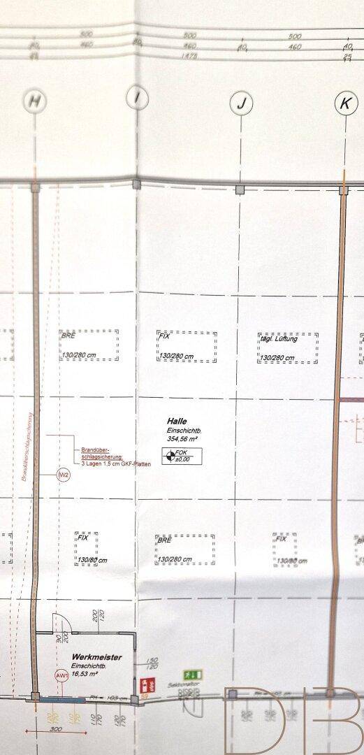 Detaillierter Grundriss einer Halle mit eingezeichneten Maßen und Bereichen.