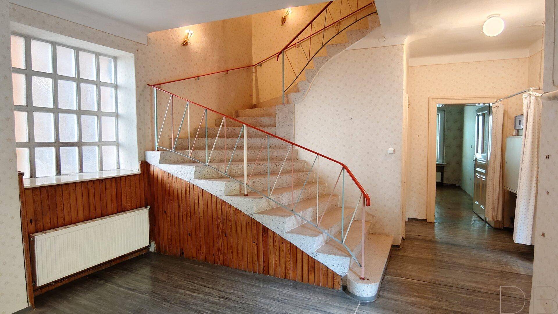 Stiegenaufgang / Vorzimmer