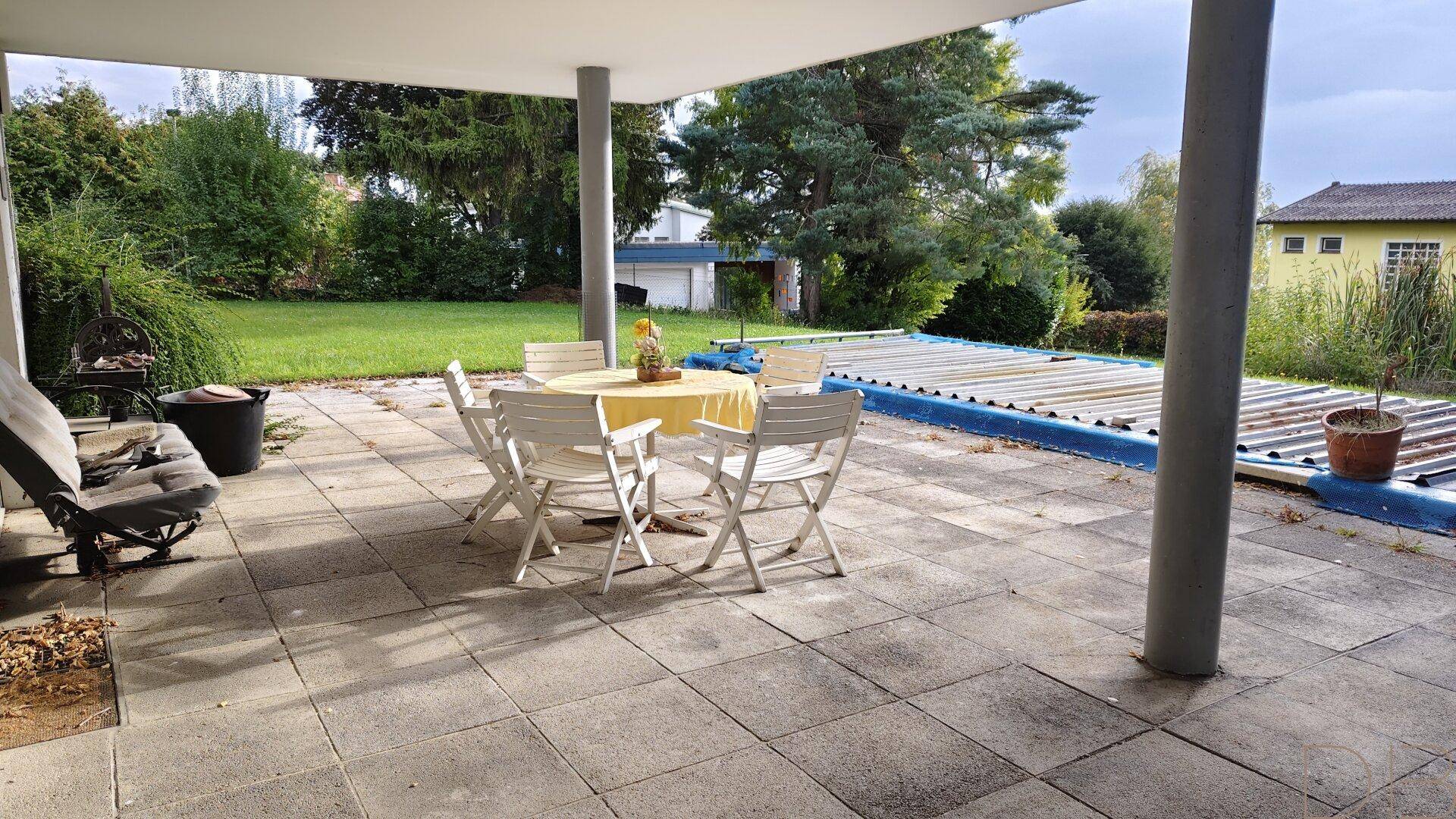 Überdachte Terrasse mit Sitzgelegenheiten und direktem Zugang zum Poolbereich.