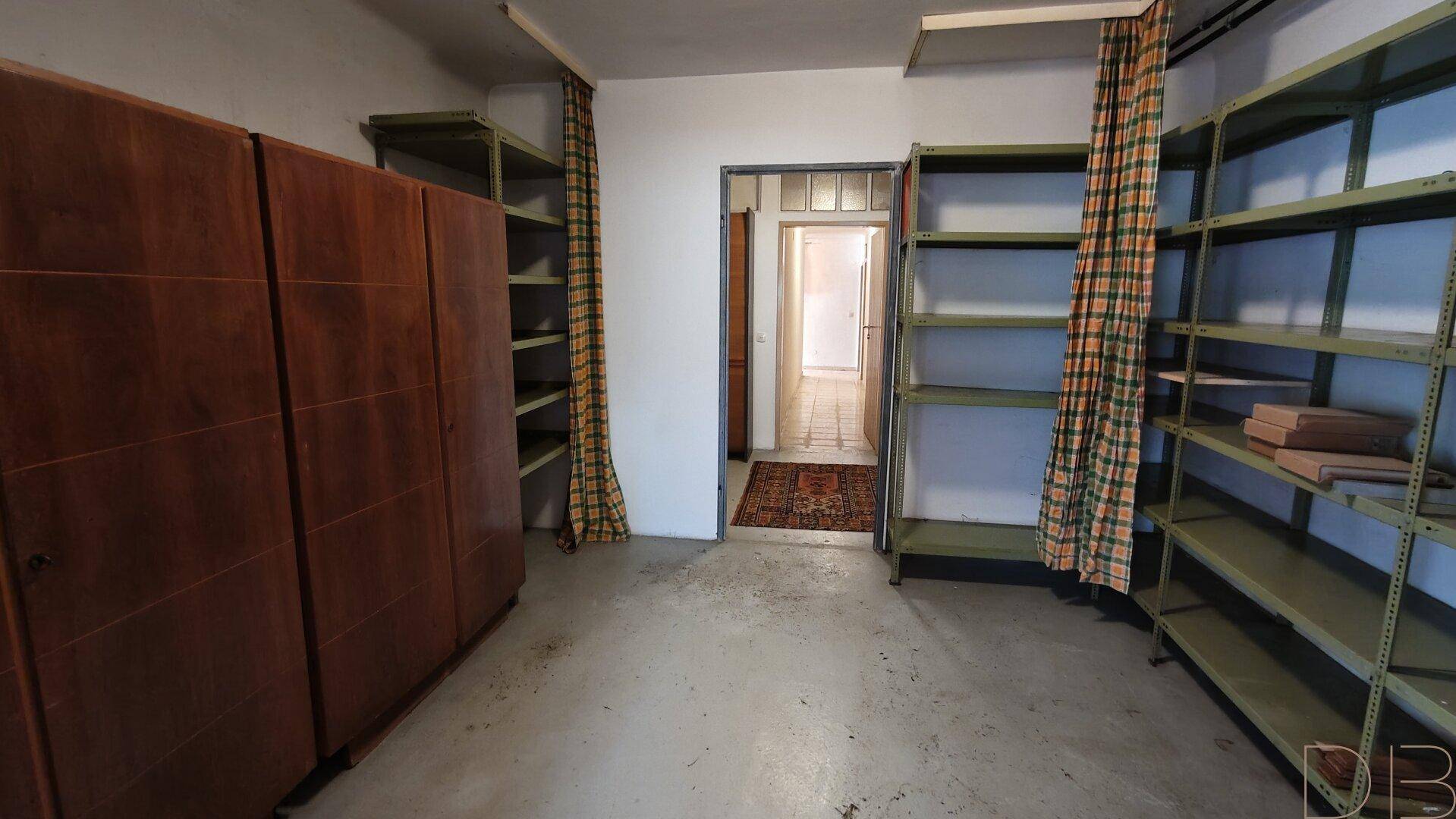 Geräumiger Kellerraum mit Regalen und Schränken für zusätzlichen Stauraum.