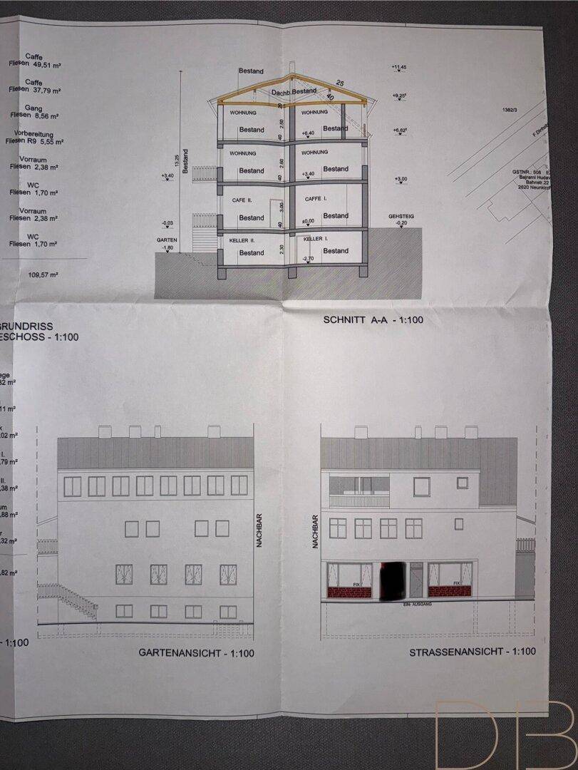 Gedruckte Baupläne mit Grundriss, Schnitt und Ansichten des Gebäudes, inklusive Garten- und Straßenansicht.