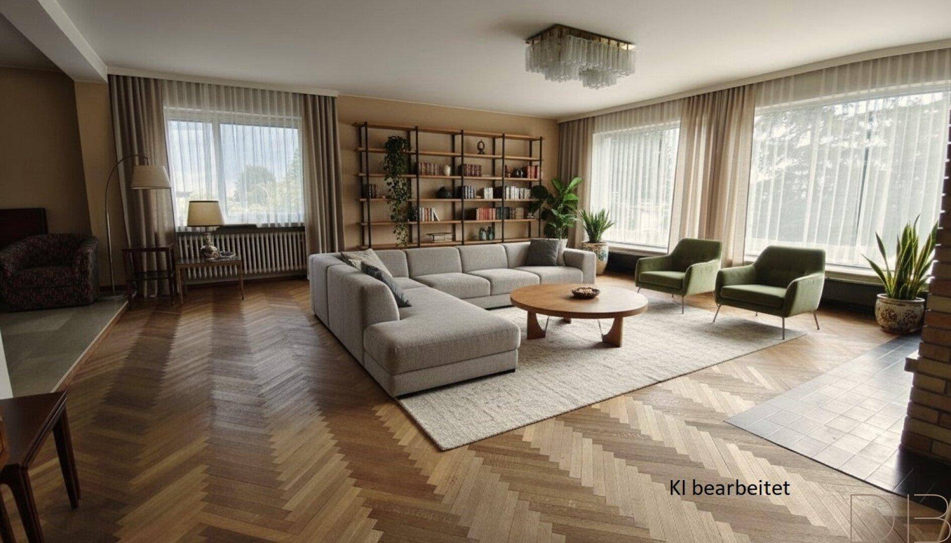 Geräumiges Wohnzimmer mit Fischgrätparkett, großer Couch, Bücherregal und viel Tageslicht durch große Fenster.