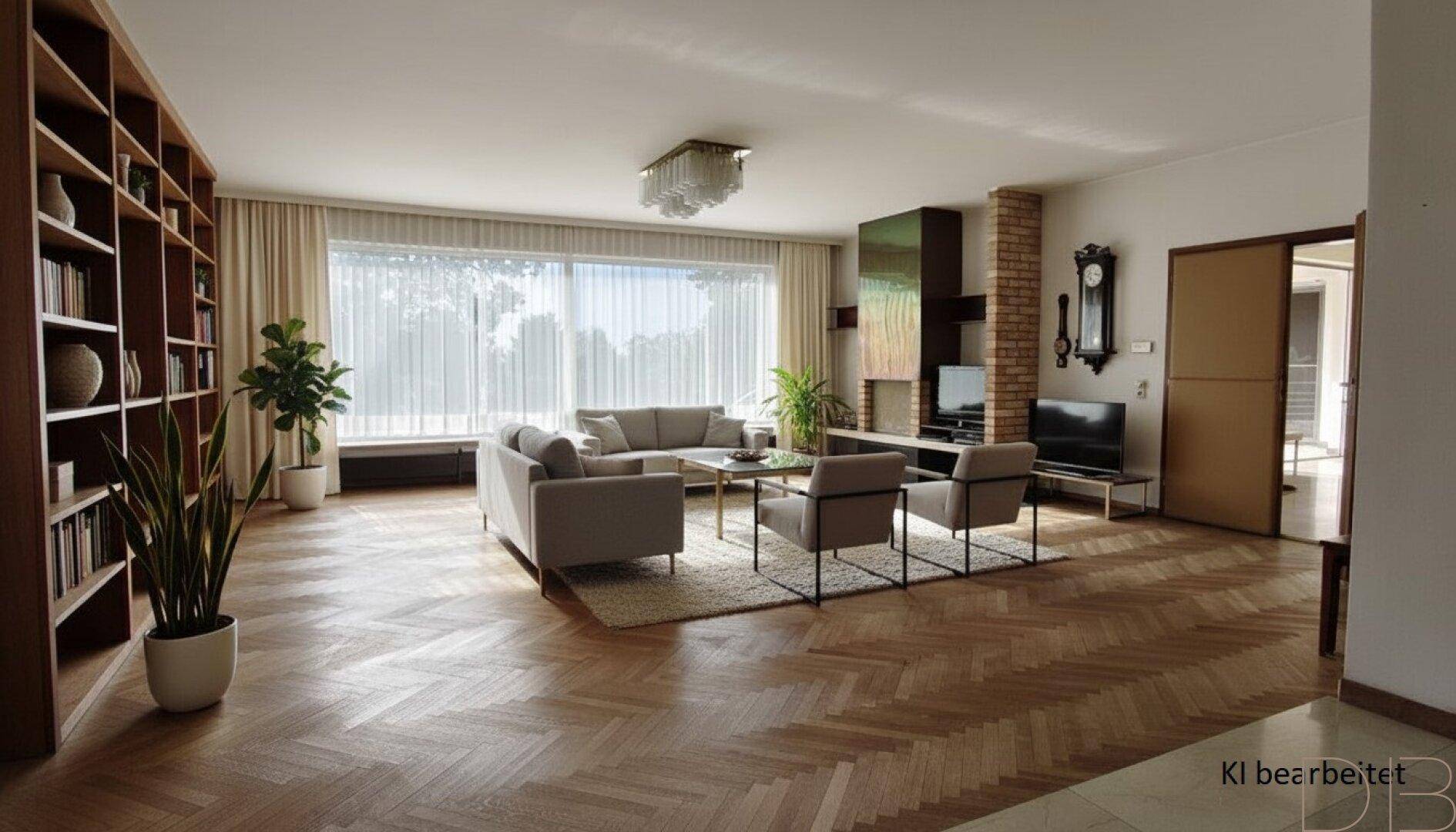 Helles Wohnzimmer mit elegantem Fischgrätparkett, großem Bücherregal und gemütlicher Sitzecke.