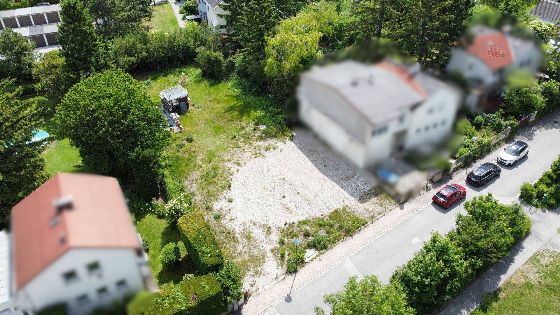 Luftaufnahme eines unbebauten Grundstücks mit viel Grün und angrenzender Straße in ländlicher Umgebung.