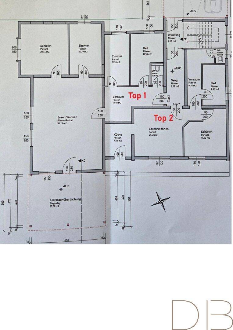 Grundrissplan des Erdgeschosses mit zwei Wohneinheiten und Terrassenüberdachung.