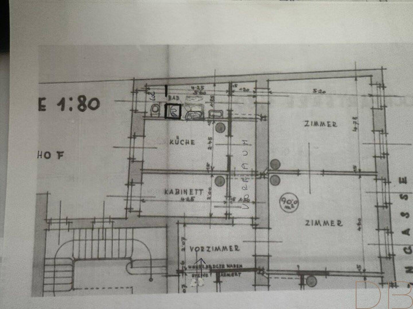 Handgezeichneter Grundriss mit Raumaufteilung für Küche, Bad und mehrere Zimmer.