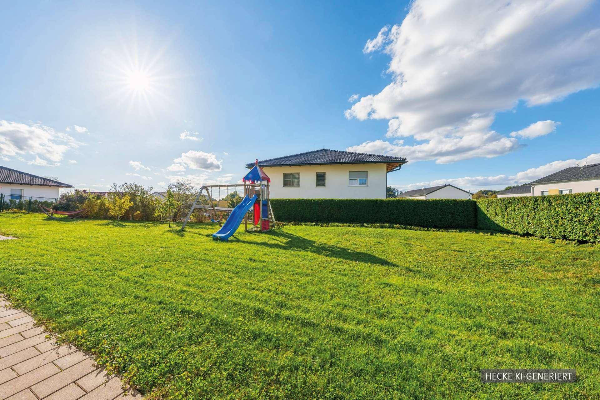 Großer Gartenbereich mit Spielplatz, gepflegtem Rasen und hoher Hecke.