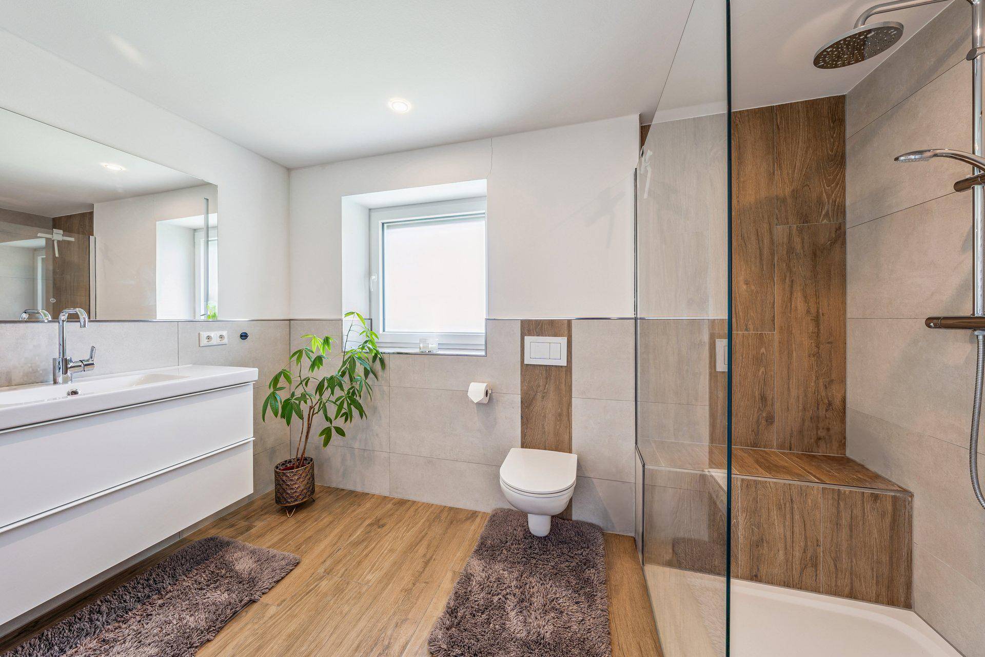 Modernes Badezimmer mit begehbarer Dusche, Doppelwaschbecken und Fenster für Tageslicht.