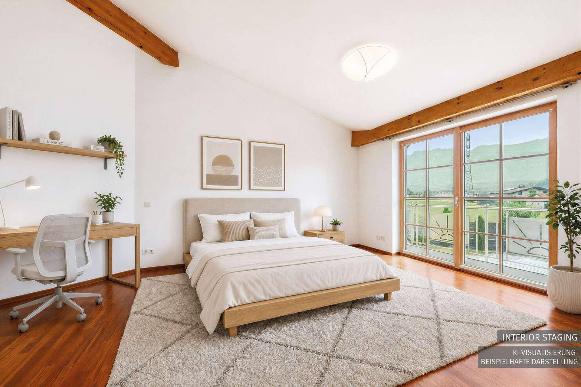 Lichtdurchflutetes Schlafzimmer mit Holzbalken, Zugang zum Balkon und Schreibtischbereich.