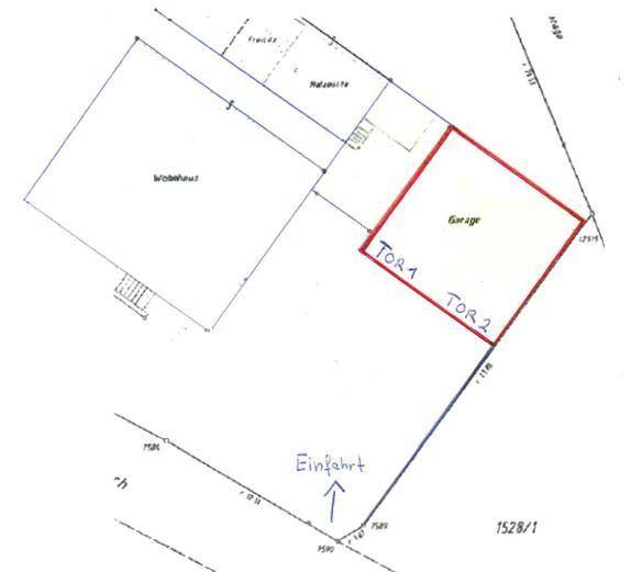 Grundriss des Grundstücks mit Wohnhaus, Doppelgarage und Zufahrt.