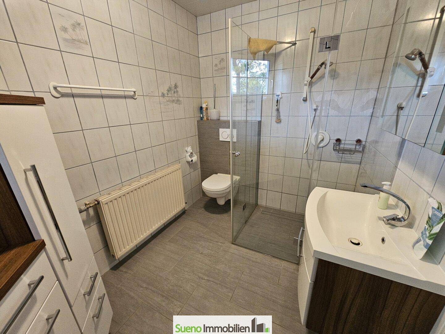 Badezimmer neben Schlafzimmer