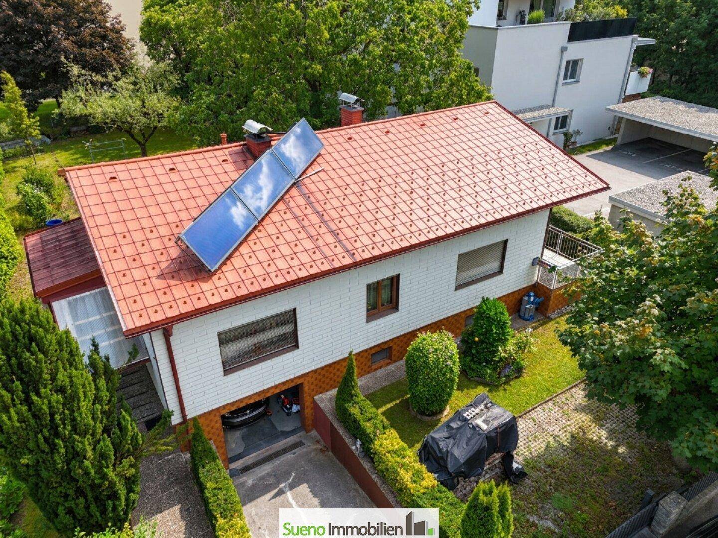 Drohnenbild mit Prefa-Dach und Solar-Anlage