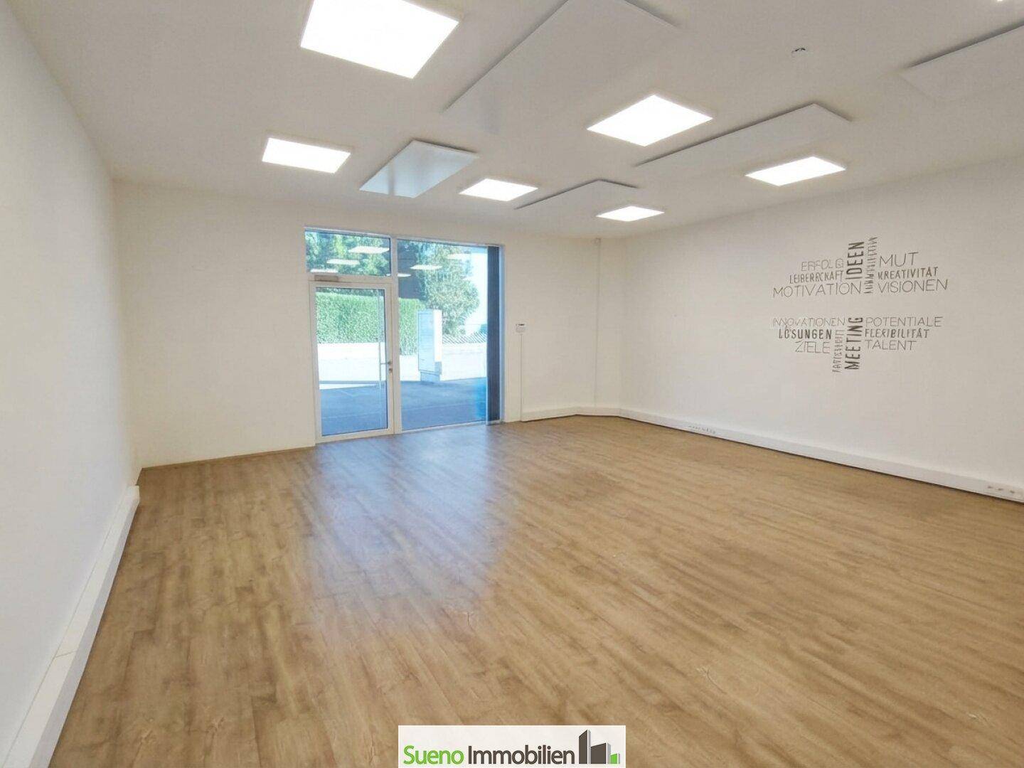 Verkaufsraum mit Büro und Küche