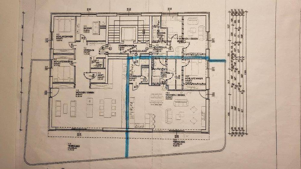 Detaillierter Grundriss einer Wohnung mit mehreren Schlafzimmern, Bädern und offenem Wohn-/Essbereich.