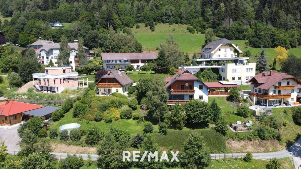 Haus mit Umgebung am Dorfrand