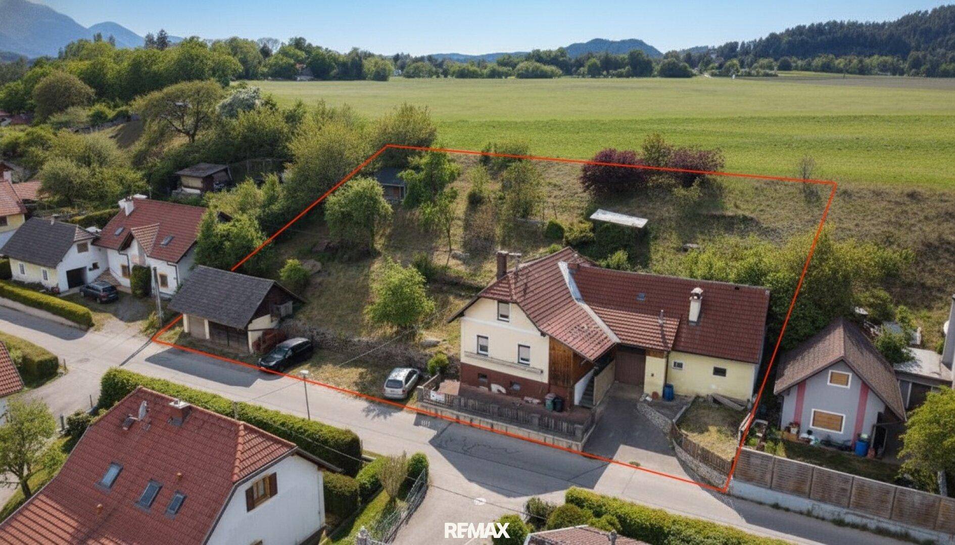 Luftaufnahme des Anwesens mit Wohnhaus und weitläufigem, grünem Grundstück in ländlicher Umgebung.