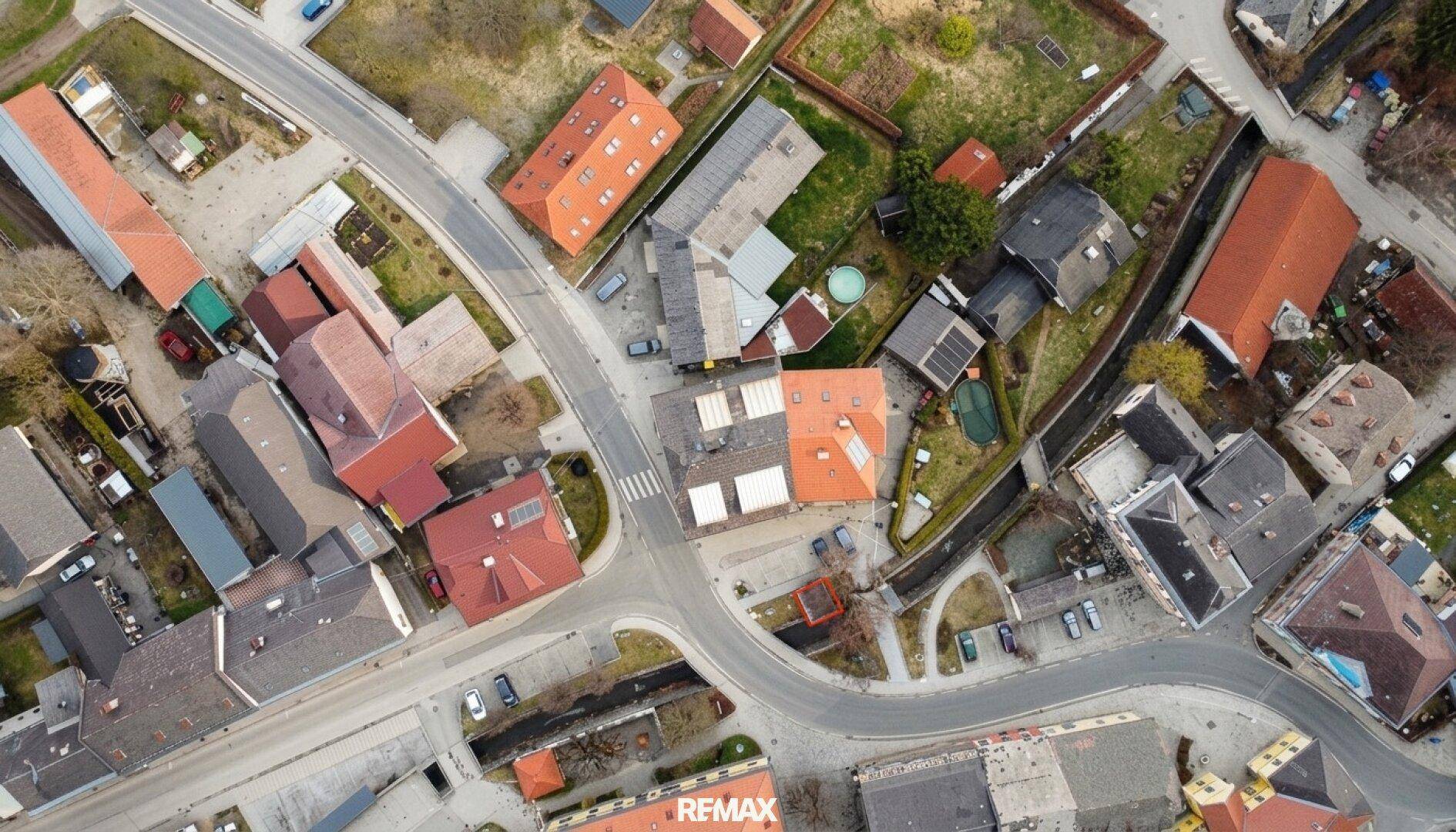 Luftaufnahme der ländlichen Umgebung mit Häusern, Straßen und viel Grün.