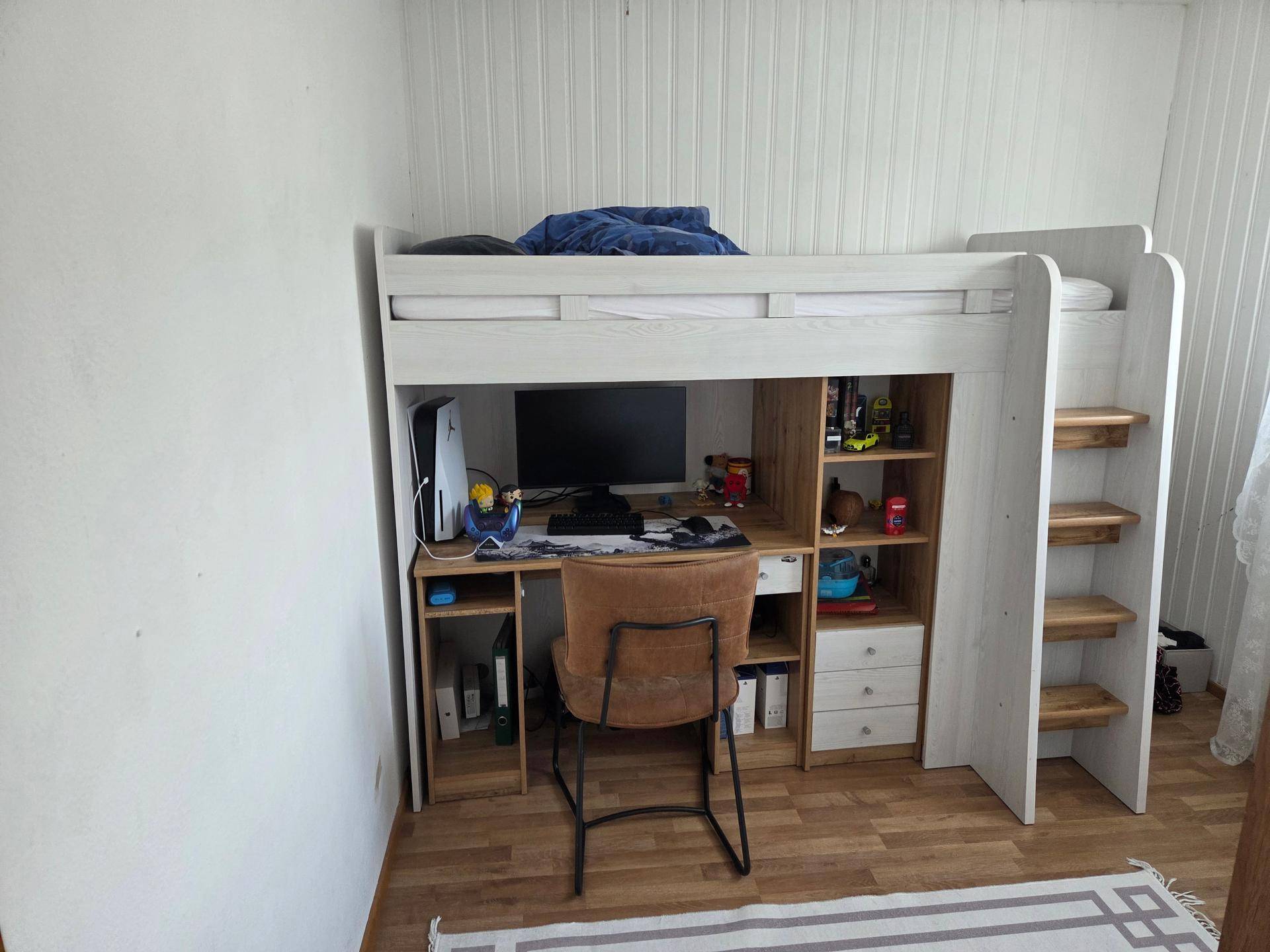 Kinderzimmer mit Hochbett, integriertem Schreibtisch und Holzfußboden.
