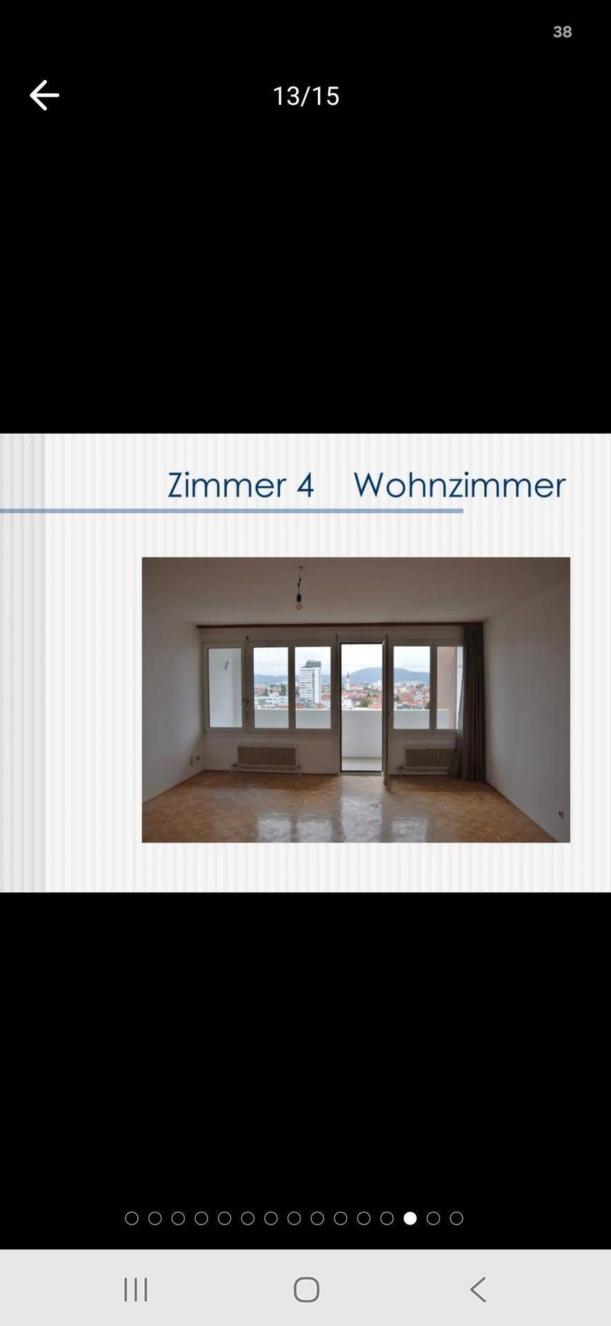 Geräumiges Wohnzimmer mit großen Fenstern und Zugang zu einem Außenbereich.
