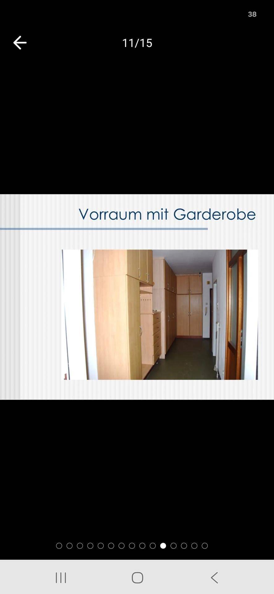 Praktischer Vorraum mit integrierten Holzschränken, ideal für Garderobe und Stauraum.